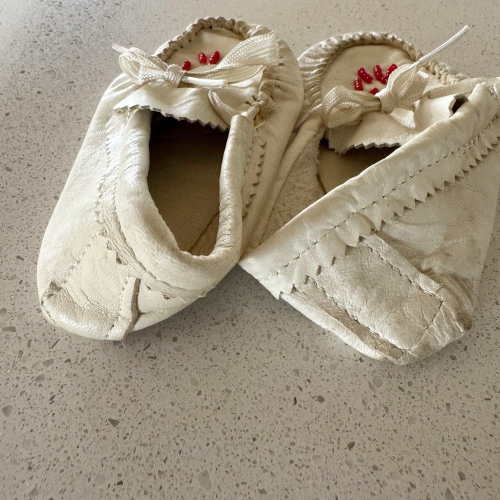Baby White Moccasins Red Beads Size 6 Vintage Cherokee Indian With Advertising - Picture 4 of 10